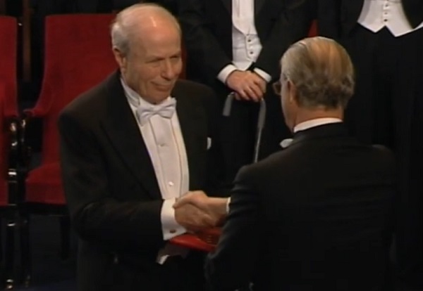 Herskó Ferenc magyar biokémikus átveszi a Nobel-díjat